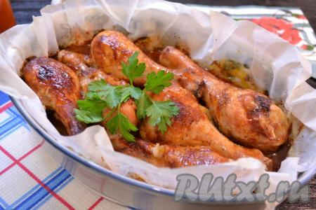 Готовое блюдо достать из духовки.&nbsp;Куриные ножки, замаринованные и запечённые в медово-соевом соусе, получаются сочными, нежными, аппетитными и очень вкусными.&nbsp;