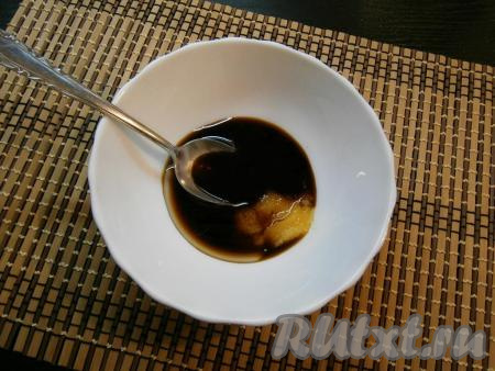 В небольшой ёмкости соединить мёд, соевый соус и растительное масло, тщательно перемешать, чтобы мёд полностью растворился, после этого однородный медово-соевый соус для маринования куриных ножек будет готов. В миску с куриными ножками влить получившийся соус. Ножки перемешать, покрывая их соусом со всех сторон и оставить мариноваться минут на 30. В течение этого времени ножки нужно будет 2-3 раза перемешать, чтобы они равномерно промариновались со всех сторон. Соль я в этом рецепте не добавляла, потому что соевый соус достаточно солёный.