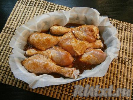 По прошествии 30 минут выложить промариновавшиеся куриные ножки в один слой в форму для запекания (я предварительно застелила форму пергаментом, но это по желанию). Поверх ножек влить в форму медово-соевый соус, в котором мариновалось мясо.&nbsp;Запекать ножки в разогретой до 180 градусов духовке в течение 50 минут (до готовности мяса). Для того чтобы убедиться в готовности, сделайте на ножке разрез ножом, если выделяется прозрачный сок без примесей крови, значит мясо готово.&nbsp;