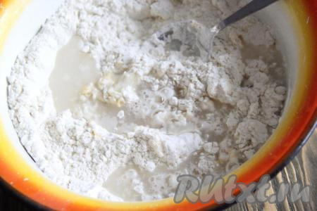 Муку просеять в миску, добавить яйцо, воду и растительное масло.