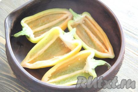 Перец вымыть, разрезать пополам, оставить хвостик, а семена удалить. Выложить лодочки из перца в жаропрочную форму.