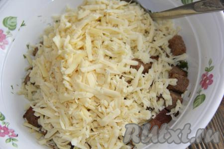 Твердый сыр натереть на средней тёрке, чеснок очистить и пропустить через пресс. Переложить хлеб, обжаренный с луком, со сковороды на тарелку, добавить натёртый сыр, чеснок, мелко нарезанную зелень, посолить и поперчить, затем тщательно перемешать получившуюся вегетарианскую начинку для фарширования перцев.