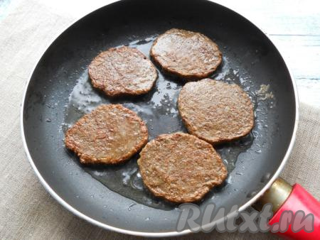 Жарить котлеты из куриной печени и сала&nbsp;на среднем огне до румяности с двух сторон.&nbsp;