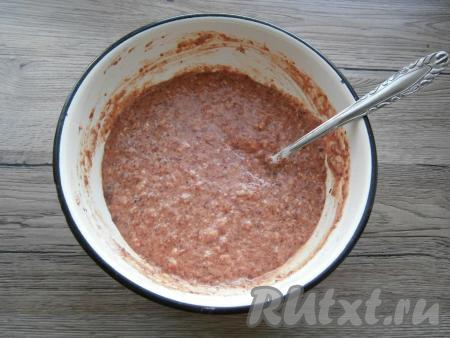 Печёночное тесто должно получиться в меру густым, однородным (без больших комочков), как на фото. Если фарш жидковат, добавьте ещё 1 столовую ложку муки, перемешайте, регулируя густоту теста. Возможно, муки для котлет потребуется немного больше, главное - ориентироваться на консистенцию печёночного теста.