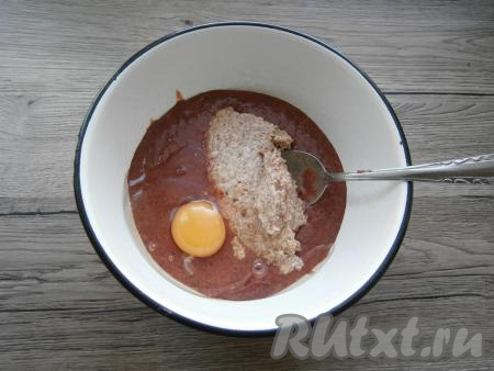 В миску с печёночной массой добавить измельчённые&nbsp;сало и лук, а также сырое яйцо.