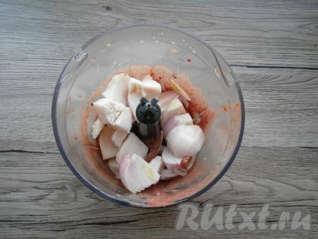 Свежее (или солёное) сало промыть водой, обсушить, нарезать на кусочки. Лук очистить, тоже нарезать на кусочки. Нарезанные лук и сало прокрутить в измельчителе до получения однородной массы. Если нет измельчителя, можно лук с салом пропустить через мясорубку в миску с печёночной массой.