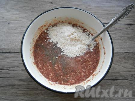 Тщательно перемешать фарш из куриной печени и сала, посолить (добавляя соль, обязательно учитывайте, свежее или солёное сало вы используете) и поперчить, добавить 3 столовых ложки муки, перемешать.