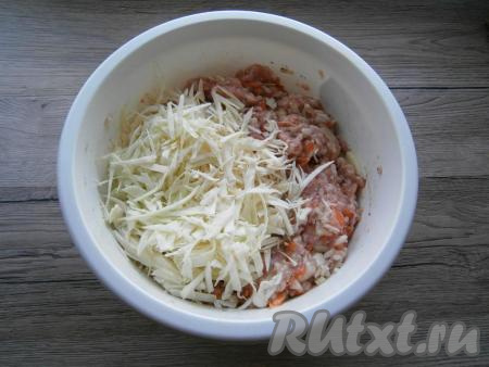 Капусту нарезать на тонкие полоски, а затем разрезать их на небольшие кусочки, добавить в миску с фаршем.