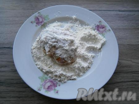Тщательно перемешать фарш. Руками, смоченными водой, сформировать ленивые голубцы в виде котлет средней величины (я сформировала 11 штук). Сформированные голубцы обвалять в муке со всех сторон.