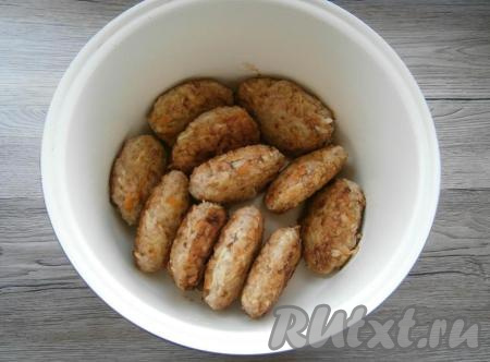 Ленивые голубцы выложить в сковороду, разогретую с растительным маслом, обжарить на среднем огне до румяного цвета с двух сторон (у меня все голубцы не поместились в сковороду, поэтому я обжаривала их в 2 захода). Выложить обжаренные голубцы в кастрюлю.