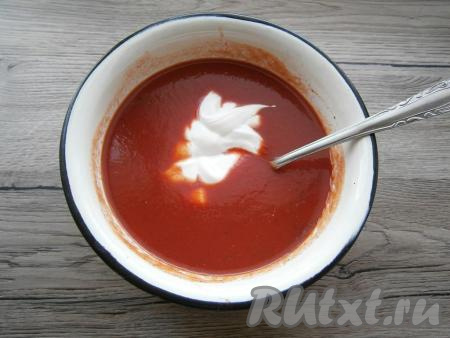 В отдельной глубокой миске томатную пасту развести водой, добавить сметану,&nbsp;посолить немного.