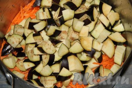 Добавить баклажаны в кастрюлю с морковью.