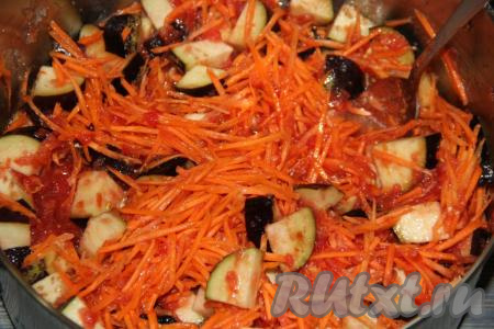 Затем влить растительное масло и уксус, тщательно перемешать и поставить на огонь. Овощную смесь довести до кипения, убавить огонь и варить салат 45 минут, периодически перемешивая.