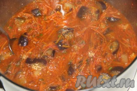 В конце варки добавить чеснок и зелень, тщательно перемешать, проварить 3 минуты и снять салат с огня.