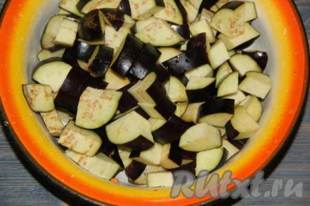Баклажаны вымыть и нарезать на кусочки среднего размера. Мельчить не стоит, баклажанчики должны выделяться в салате.