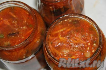 Разложить горячий салат из баклажанов и помидоров по стерильным банкам.