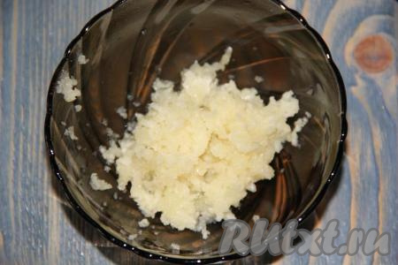 Очищенный чеснок пропустить через пресс.