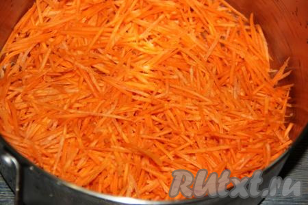 Очищенную морковь натереть на тёрке для моркови по-корейски, выложить в большую кастрюлю (я использую кастрюлю объёмом 7 литров).