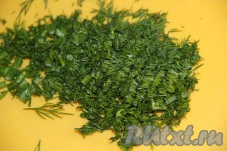 Пока варится наш салат, подготовим зелень и чеснок. Укроп вымыть, обсушить и мелко порубить.