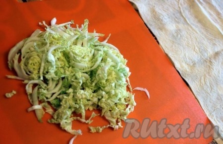 Салат китайский нашинковать или листовой порвать.