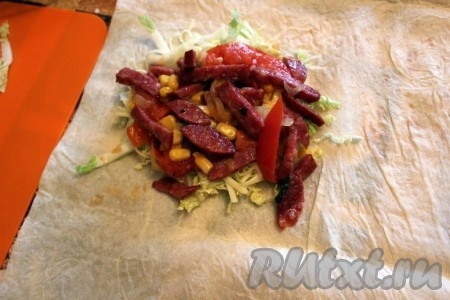 Затем добавить начинку из колбасы с овощами и свернуть шаурму.