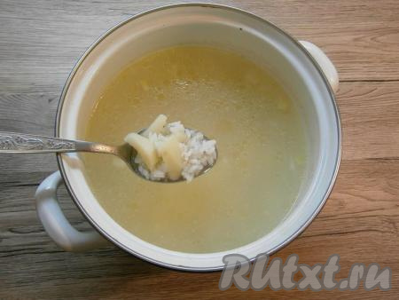 В бульон добавить картофель и рис, долить, если нужно, воду до нужного количества (должно быть 2 литра бульона), довести до кипения, варить на небольшом огне 25 минут.