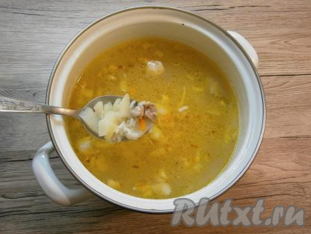 Когда рис и картофель будут почти готовы, добавить в кастрюлю обжаренные овощи и курицу.