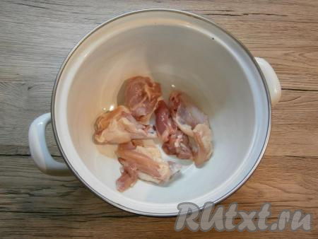 Части курицы выложить в кастрюлю, добавить 2 литра воды и довести до кипения на сильном огне. Пену убрать, огонь уменьшить, бульон посолить, варить 25-30 минут.