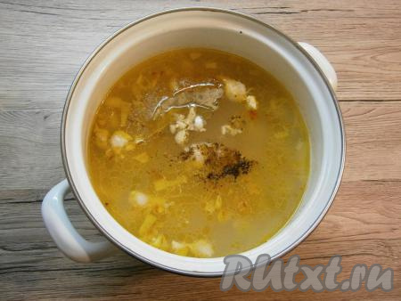 Суп из курицы с рисом и картошкой посолить по вкусу, добавить специи (в качестве специй я добавила приправу для супа,&nbsp;чёрный молотый&nbsp;перец), лавровый лист и измельченный чеснок, дать закипеть, после этого уменьшить огонь. Варить 10 минут, после чего выключить газ.