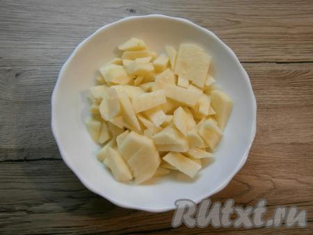 Очистить картошку, морковь, лук и чеснок. Картофель нарезать кубиками или произвольными небольшими кусочками.