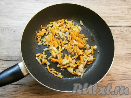 Лук нарезать кусочками, морковь - соломкой, обжарить овощи на растительном масле, помешивая, до мягкости.