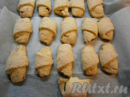 Выпекать рогалики с варёной сгущёнкой в предварительно разогретой до 200 градусов духовке 20-30 минут (до лёгкого подрумянивания творожного теста).