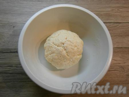 Постепенно творожное тесто соберётся в ком. Тесто должно быть плотным, но мягким, не липнущим к рукам. Как только добились нужной консистенции теста, значит больше муку добавлять не нужно. Количество муки, которое придётся добавить во многом зависит от влажности творога и качества самой муки.&nbsp;