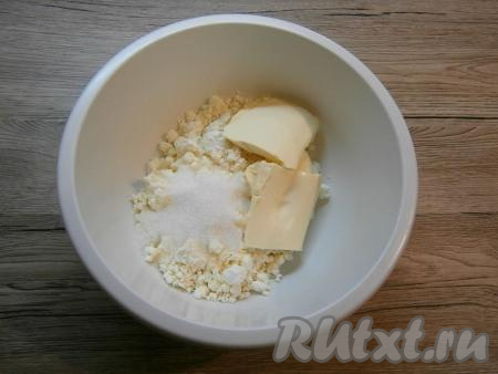Сюда же всыпать 2,5 столовых ложки сахара, перемешать массу вилкой (или столовой ложкой) до однородности. Если у вас крупинчатый творог и вы не хотите, чтобы чувствовались крупинки творога, тогда можно не перемешивать содержимое миски вилкой (или столовой ложкой), а пробить погружным блендером до однородности.