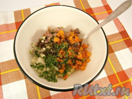 Добавить в салат измельченную петрушку и черный молотый перец, влить подсолнечное масло.