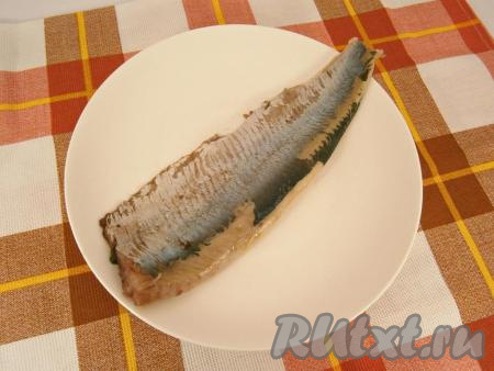 Лук, вареные картошку и морковь очистить. Из филе сельди удалить все косточки.