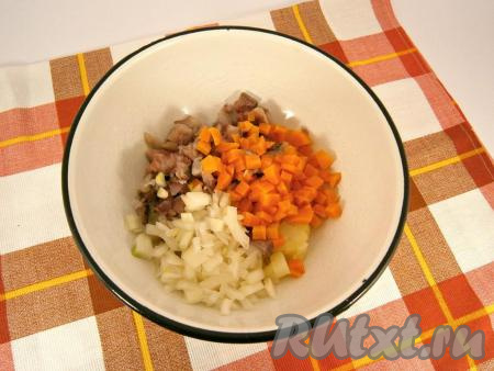 Затем воду с лука слить. Лук и нарезанную кубиками вареную морковь добавить к селедке и картофелю.