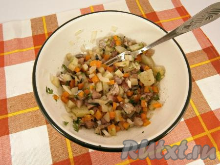 Салат перемешать и, если нужно, подсолить.