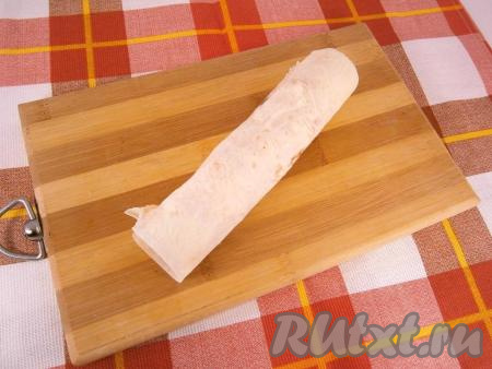 Свернуть лаваш с сосиской в рулет, начиная со стороны с сосиской.