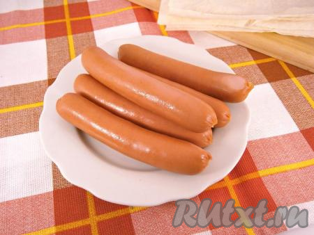 Подготовить сосиски, сняв плёнку. Чтобы вы не разочаровались,&nbsp;покупайте сосиски только высшего качества и у проверенных производителей.