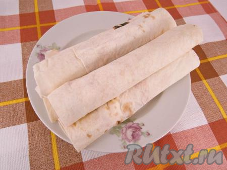 Таким же образом подготовить все 5 сосисок в лаваше. В этот раз я готовила рулетики из лаваша без добавления к сосискам сыра.