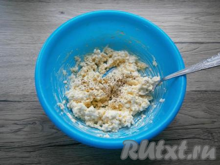 Получившуюся массу посолить по вкусу, поперчить, тщательно перемешать.