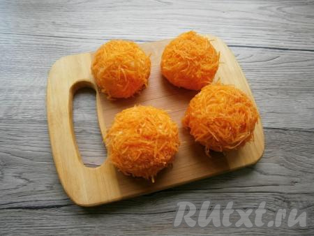 Нужно стараться, чтобы не было белых просветов и сырные шарики были полностью покрыты слоем моркови.