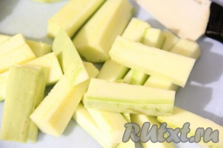 Кабачки лучше использовать молодые, без косточек и грубой кожуры, очищать их в этом случае не нужно. Кабачки вымыть и нарезать на брусочки среднего размера.