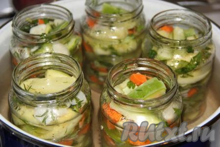 Налить воду в большую кастрюлю, отправить на огонь. Поставить в кастрюлю банки с кабачками (вода должна доходить до "плечиков" банок), довести воду до кипения на среднем огне. Стерилизовать кабачки в течение 20 минут с момента закипания.
