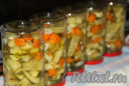 Готовые баночки аккуратно достать из воды, закрыть прокипяченными крышками, перевернуть кверху дном, укутать, оставить до полного остывания, а затем отправить на хранение в тёмное и прохладное место.