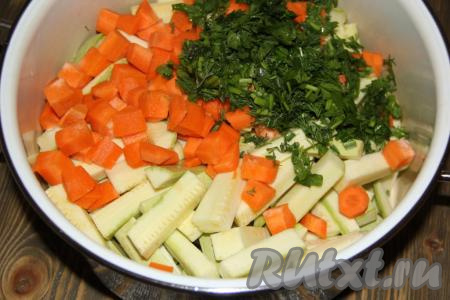 Затем добавить в кастрюлю рубленную зелень.