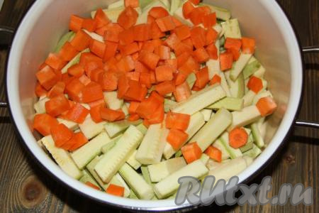 ​​​​​​​В большую кастрюлю выложить кабачки и морковь.
