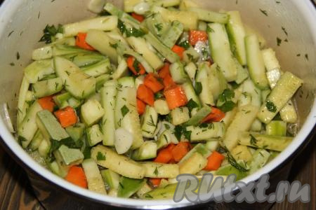 Тщательно перемешать содержимое кастрюли, закрыть кастрюлю крышкой и оставить при комнатной температуре на 3 часа. Овощи выделят сок.