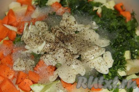 Затем добавить чёрный молотый перец (лучше измельчить перец горошком в мельничке).